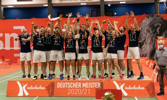 Jubelnde Badmintonspieler des 1. BC BIschmisheim nach dem Gewinn der Deutschen Meisterschaft 2021